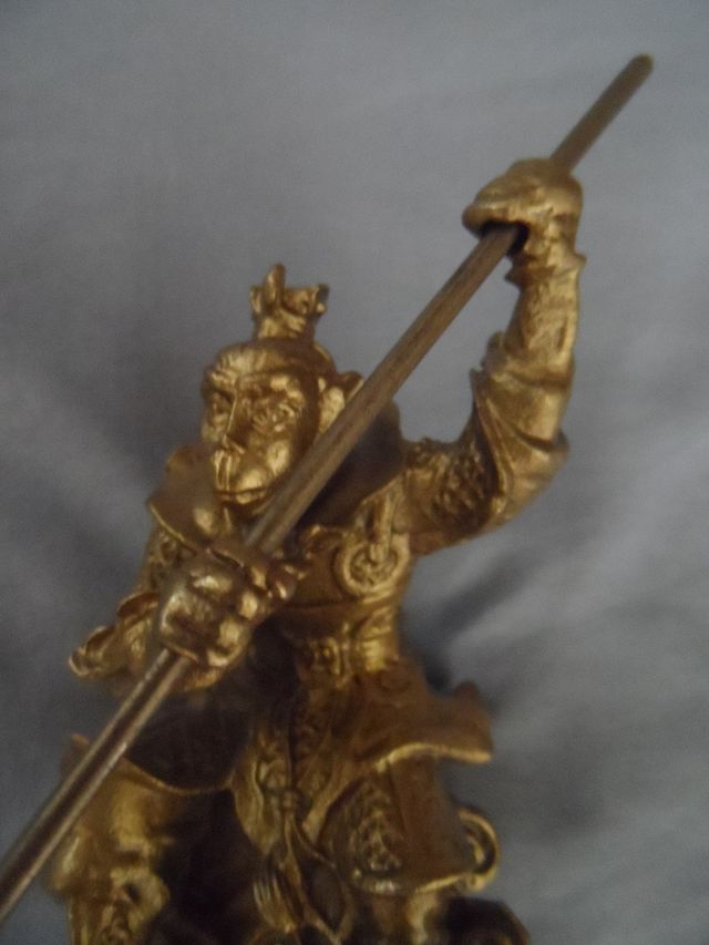 Figura Chino de bronce muy bien detallada.