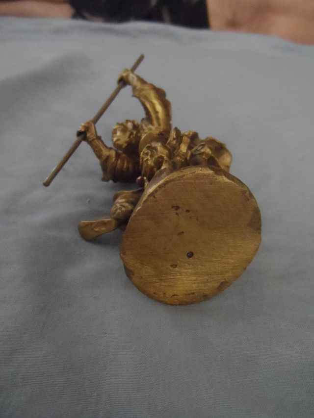 Figura Chino de bronce muy bien detallada.