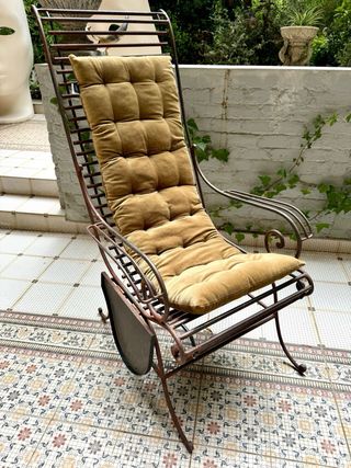 Tumbona vintage con reposabrazos y reposa vasos