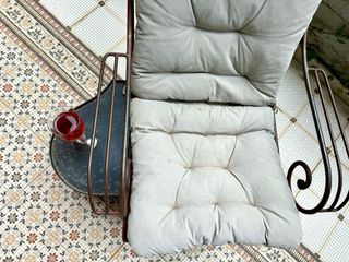 Tumbona vintage con reposabrazos y reposa vasos