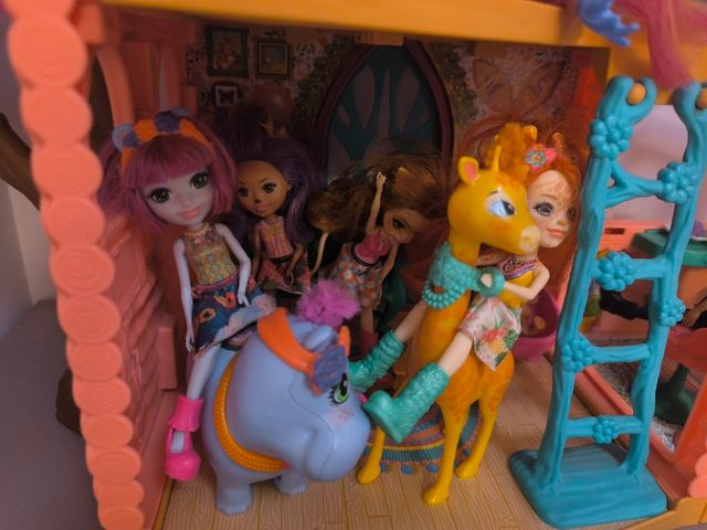 Casa enchantimals y muñecas