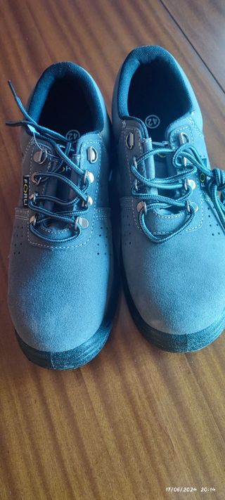 Zapatos de seguridad nuevos 