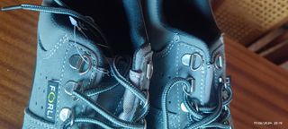Zapatos de seguridad nuevos 