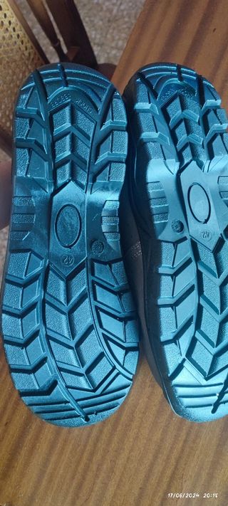 Zapatos de seguridad nuevos 