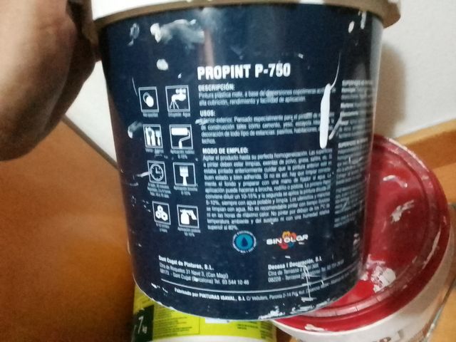 Botes de pintura y pasta para juntas