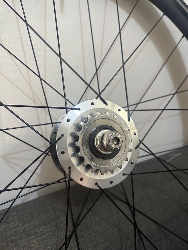 Ruedas de H plus Son x The Hive Chub