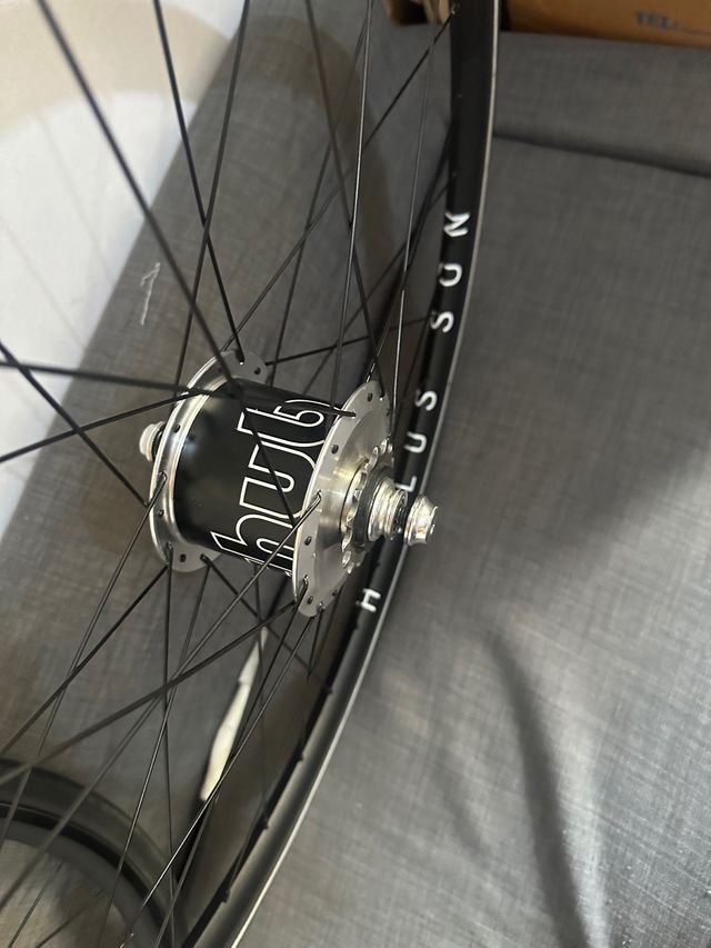 Ruedas de H plus Son x The Hive Chub