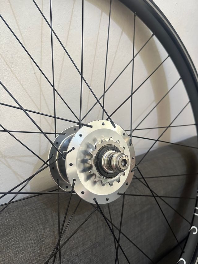 Ruedas de H plus Son x The Hive Chub