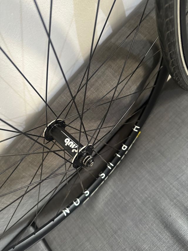 Ruedas de H plus Son x The Hive Chub