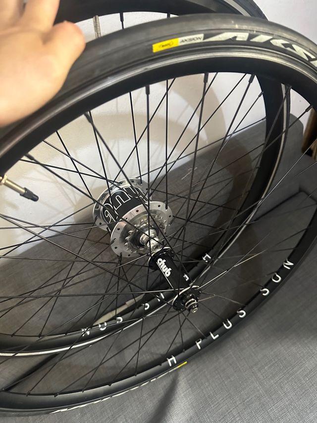 Ruedas de H plus Son x The Hive Chub