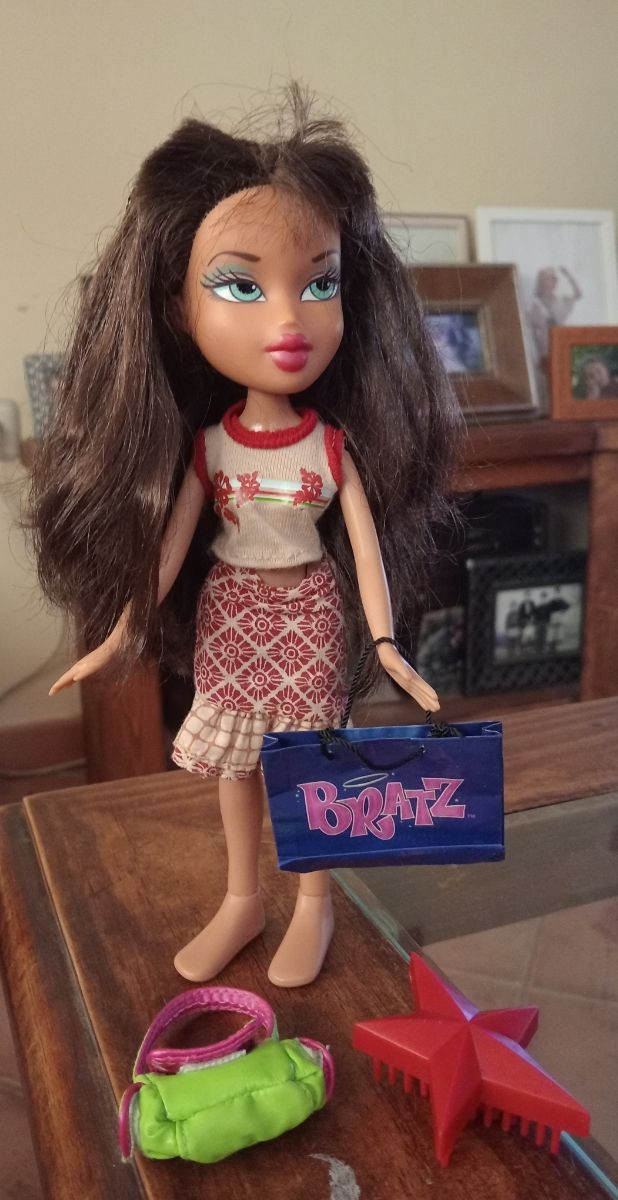 Muñeca Bratz descalza