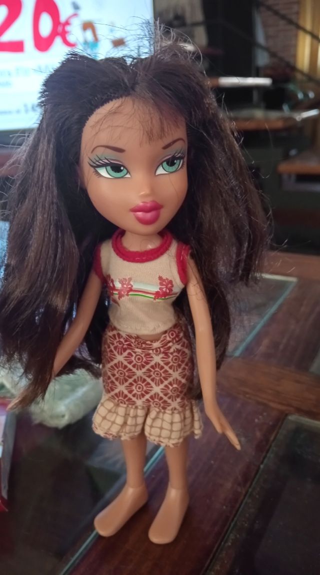 Muñeca Bratz descalza