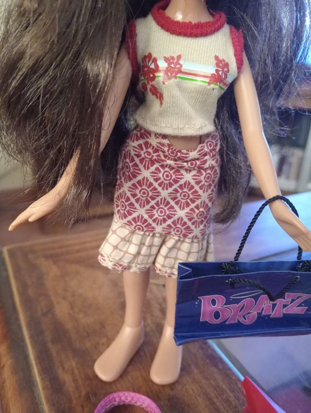 Muñeca Bratz descalza