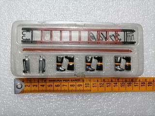 Lotto di Scale Stivali Estintori Pompieri