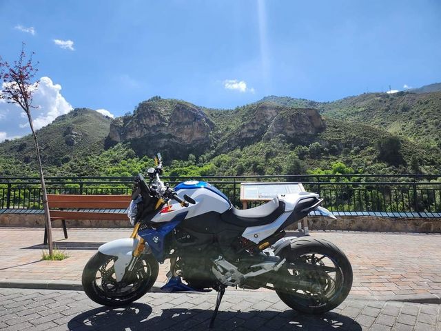 BMW F900R 2023 con todos los extras+kit luces NRC.