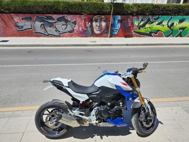 BMW F900R 2023 con todos los extras+kit luces NRC.