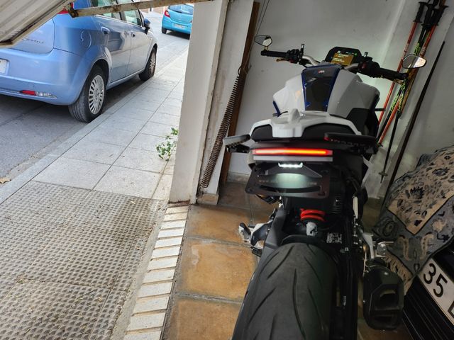 BMW F900R 2023 con todos los extras+kit luces NRC.