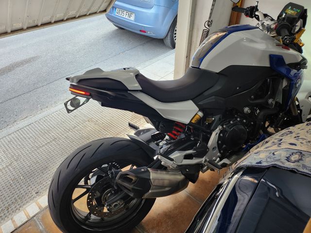 BMW F900R 2023 con todos los extras+kit luces NRC.