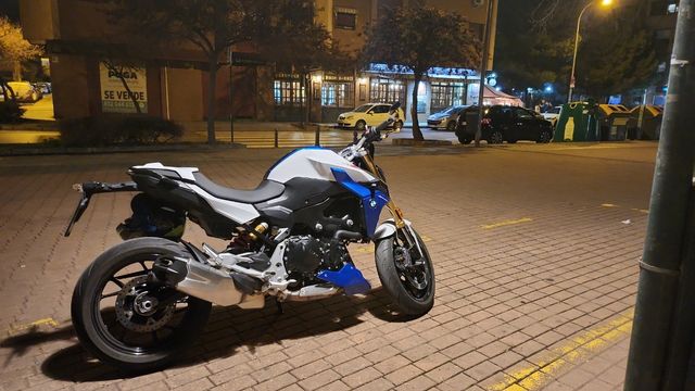 BMW F900R 2023 con todos los extras+kit luces NRC.