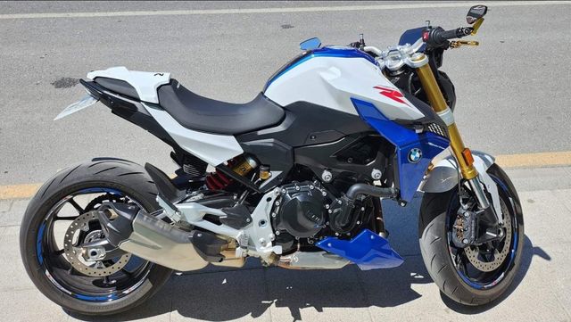 BMW F900R 2023 con todos los extras+kit luces NRC.