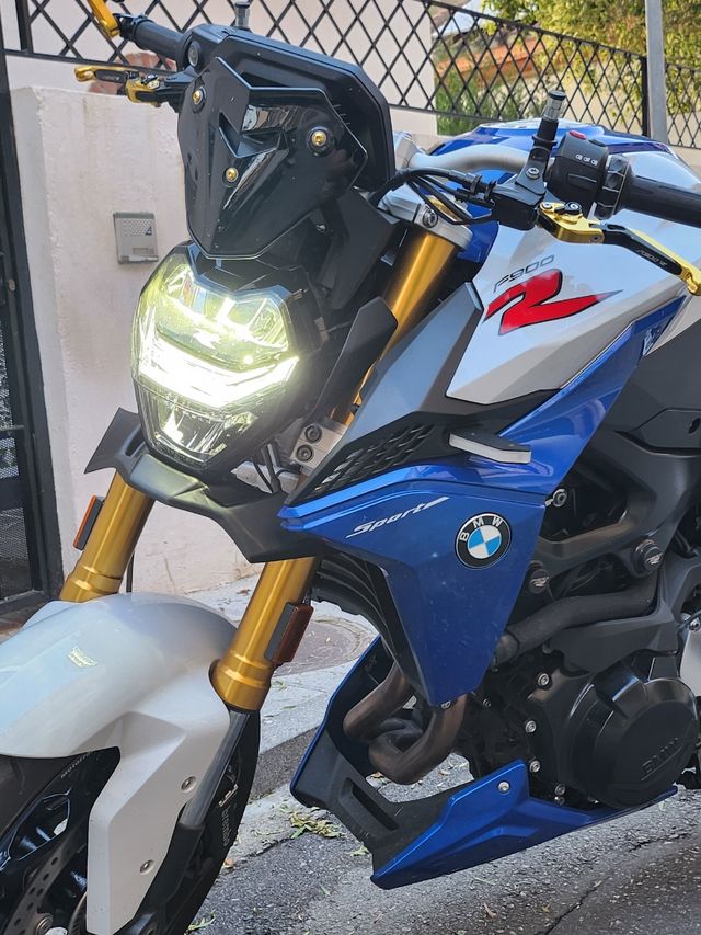 BMW F900R 2023 con todos los extras+kit luces NRC.