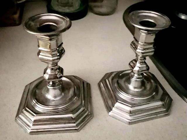2 CANDELABROS PLATEADOS 13×10×10cm