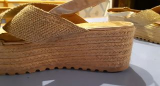 Sandalias Doradas Cuña.