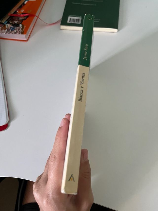 Libro blanca y viernes