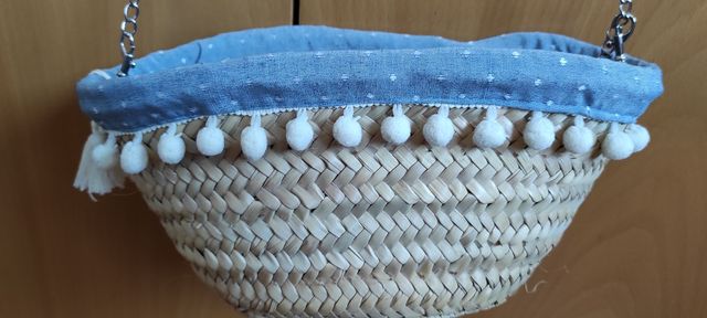 Bolso de paja estilo mini capazo