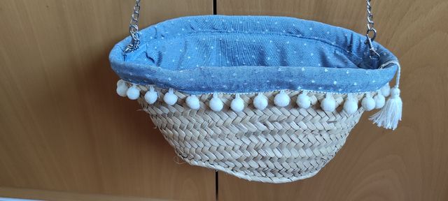 Bolso de paja estilo mini capazo