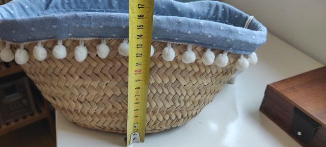 Bolso de paja estilo mini capazo