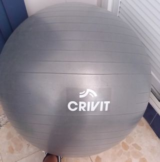 Pelota de gimnasia con bomba de llenado.