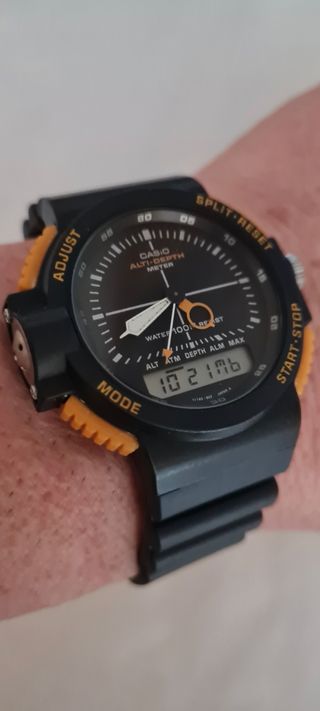 Reloj CASIO ARW-320 (ALTI-DEPTH METER)