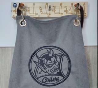 Perchero expositor de máquinas de tatuar u otros