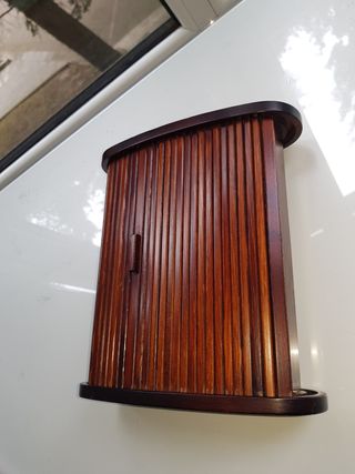 Caja madera para guardar barajas.