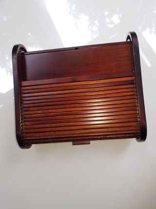 Caja madera para guardar barajas.