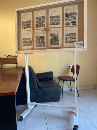 Cartel de oficina con pie