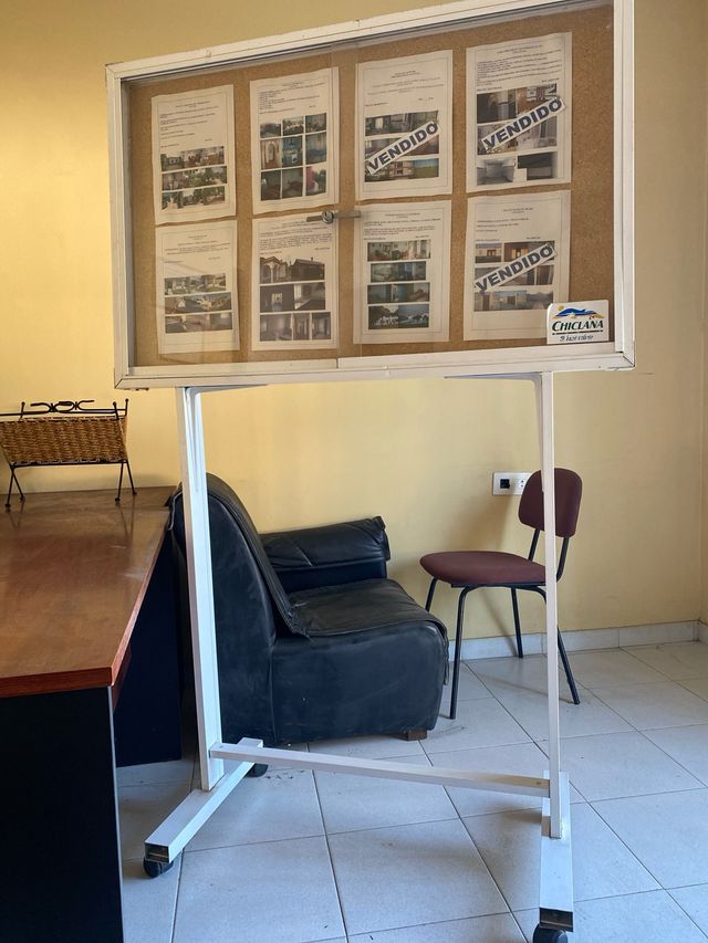 Cartel de oficina con pie