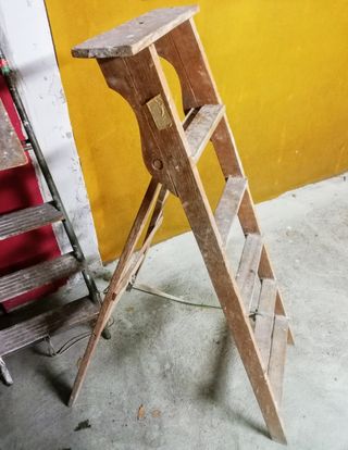 Escaleras y carretilla.