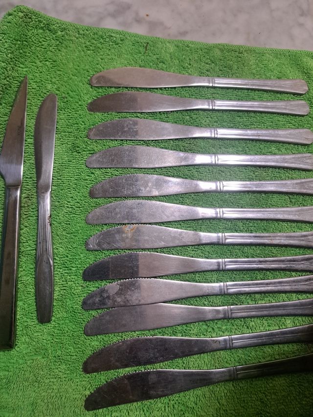12 Cuchillos de mesa.