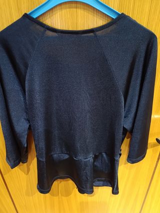 Camiseta azul brillante.