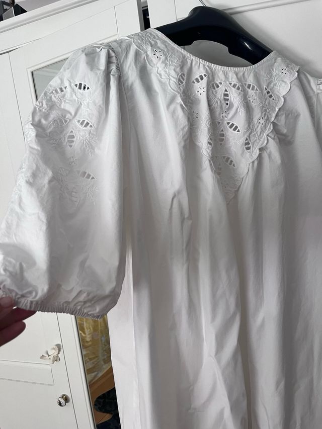 Vestido maxi branco com bordado.