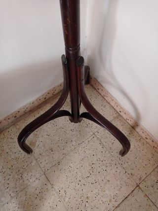 Perchero de pie de madera