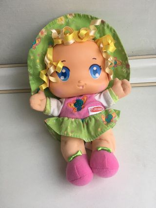 Muñeca blandita con cascabel o sonajero