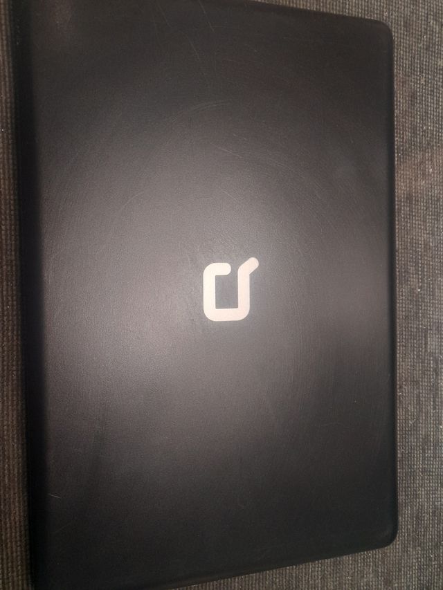 Vendo un laptop compatto con Windows 10