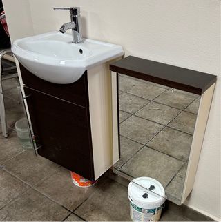 Conjunto mueble de baño con espejo y grifo
