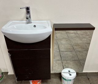 Conjunto mueble de baño con espejo y grifo