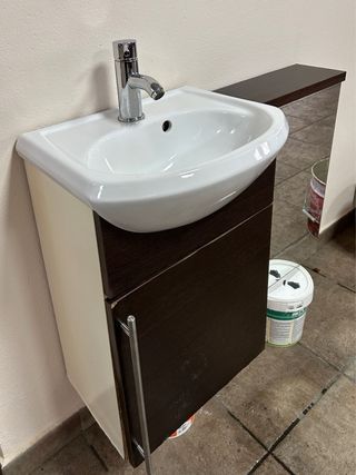 Conjunto mueble de baño con espejo y grifo