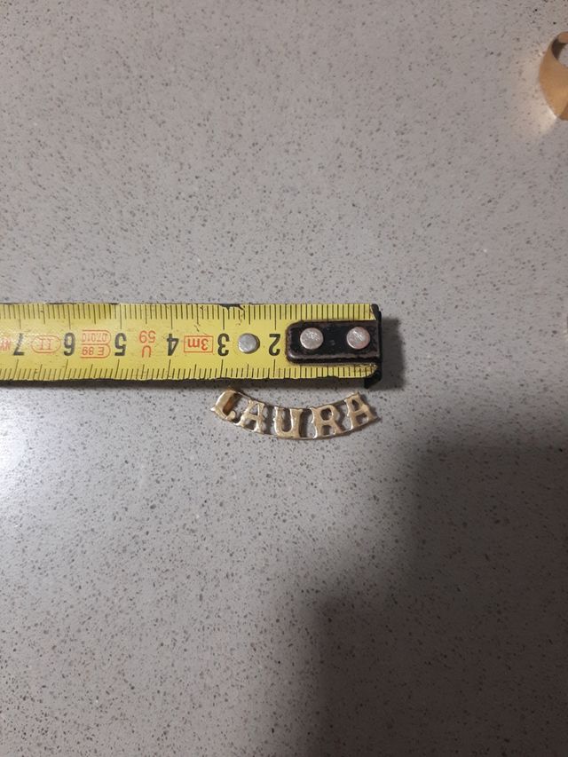 Colgante nombre laura oro 18k