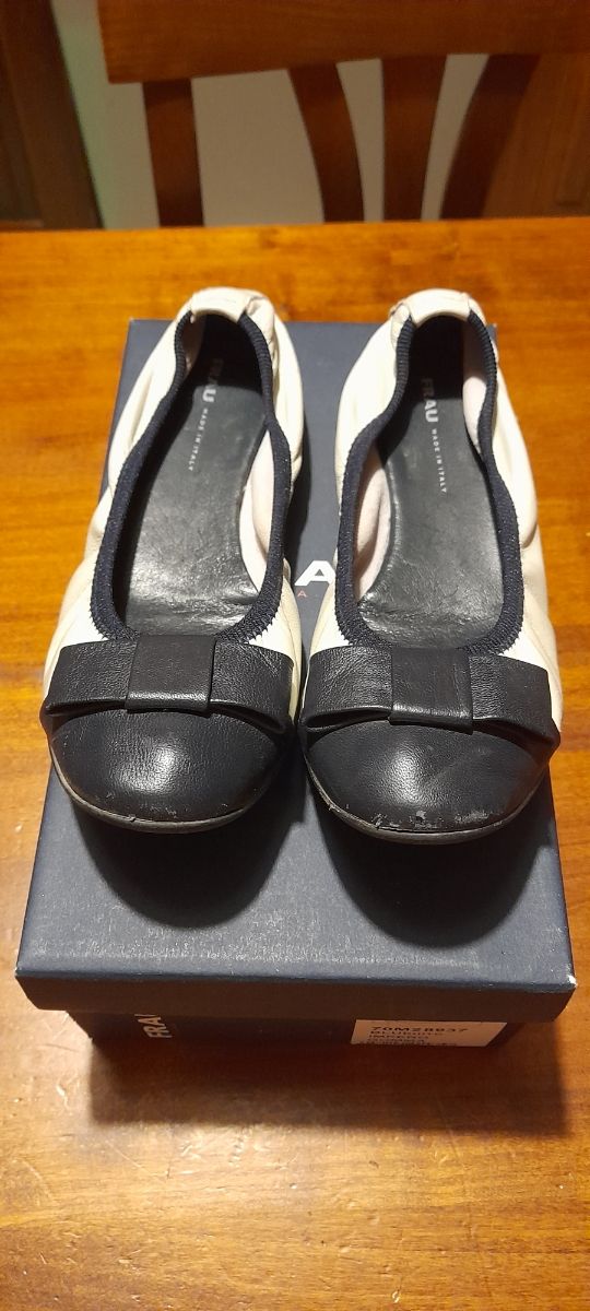 Ballerina Frau blu e burro